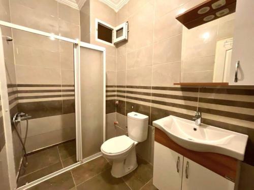 a bathroom with a toilet and a sink at Çeşme Merkezde Marinaya 5 Dakika in Cesme
