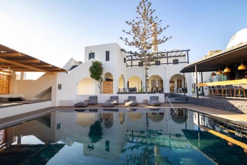 una villa con piscina e una casa di Scorpios Beach a Monolithos