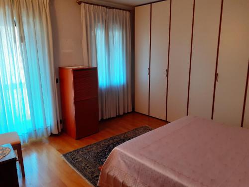 een slaapkamer met een bed en een dressoir bij Camera con vista in Calalzo