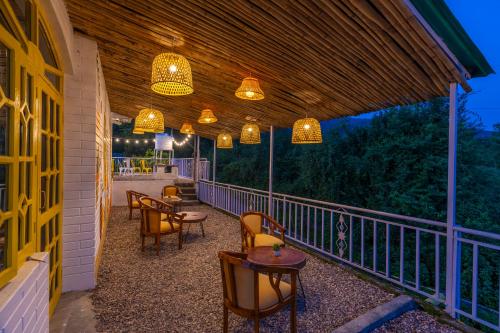 Balkoni atau teres di Whoopers Home, Bir