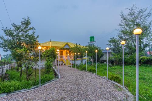 Taman di luar Whoopers Home, Bir