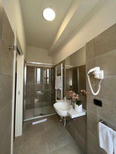 uma casa de banho com um lavatório e um chuveiro em Hotel Aquila em Castelfranco Emilia