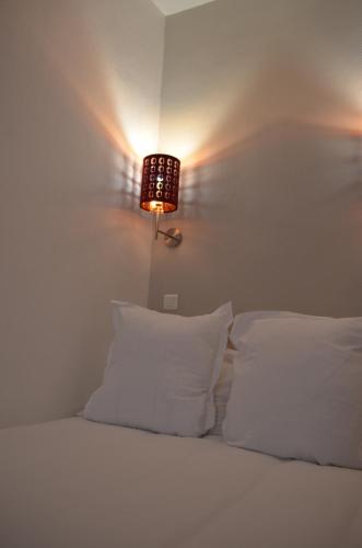 Postel nebo postele na pokoji v ubytování Hôtel Les Corps Saints