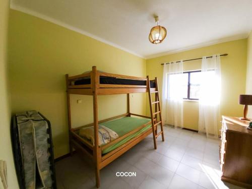 1 Schlafzimmer mit 2 Etagenbetten und einer Leiter in der Unterkunft Casa Aveiro 