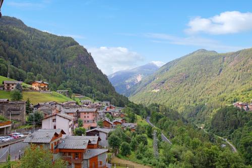 a village in a valley with mountains in the background at Appartamento Gaia in Caspoggio