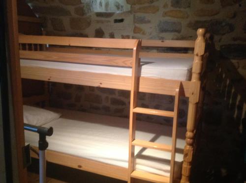 Etagenbett mit Leiter in einem Zimmer in der Unterkunft Ardèche les cigales gîte églantier avec piscine partagée in Grospierres