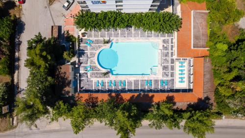 una vista aérea de una piscina con piscina en Sun Beach Hotel, en Agia Triada