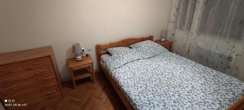 1 dormitorio pequeño con 1 cama y 2 mesitas de noche en Appartement la scarpe, en Saint-Amand-les-Eaux