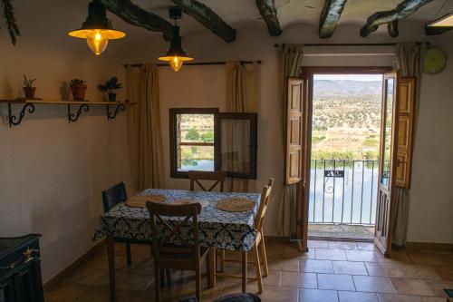 comedor con mesa y ventana en Casa Rural Griso, en Riba-roja d'Ebre