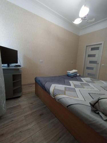 Ένα ή περισσότερα κρεβάτια σε δωμάτιο στο Main street Sobornaya apartment