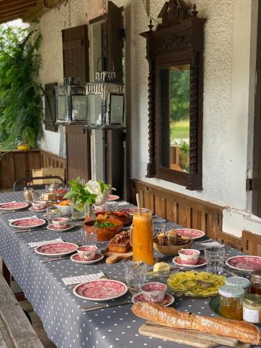une table avec des assiettes de nourriture dans l'établissement La Ferme du Miouat, à Saint-Julien-en-Born