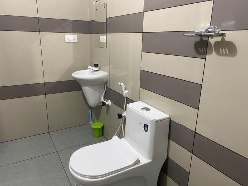 蘇丹布塔里的住宿－HOLLYWOOD Rooms，一间带卫生间和水槽的浴室