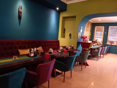 Hotel Cara Vita Cologne في كولونيا: مطعم فيه طاولات وكراسي في الغرفة