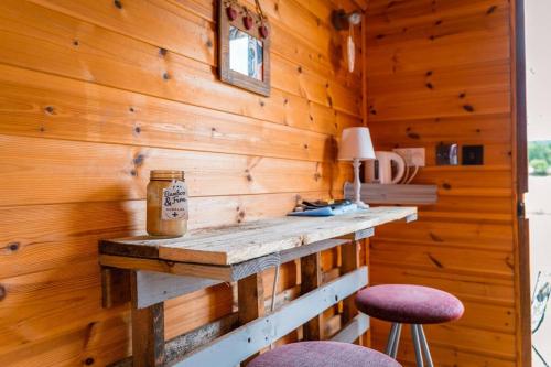Kuchyň nebo kuchyňský kout v ubytování Lakeside Shepard's Hut 'Skylark'