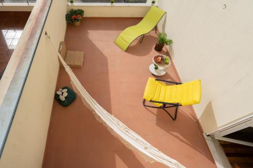 una vista sul soffitto di una camera con una sedia gialla e un tavolo di Host Wise - Spacious Modern Beach House - Esposende a Marinhas