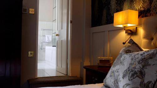 Simonstone Hall Hotelにあるベッド