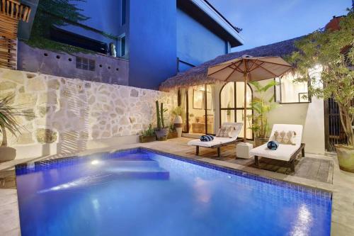Bazén v ubytování Seminyak Beach Bungalow Studio #2 with Private Pool nebo v jeho okolí