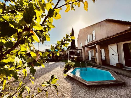 - une piscine dans une cour à côté d'un bâtiment dans l'établissement TOUT IRA BIEN, à Solliès-Ville