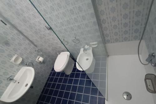 La salle de bains est pourvue de toilettes et d'un bidet. dans l'établissement Appartamento Solaris con piscina a Fano, à Fano