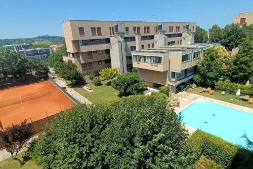 - une vue aérienne sur un bâtiment avec une piscine dans l'établissement Appartamento Solaris con piscina a Fano, à Fano