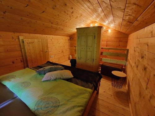 Habitación con cama en una cabaña de madera en Reithütte, en Krispl