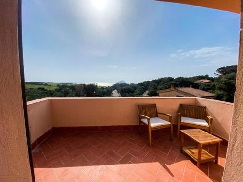 - un balcon avec vue doté de 2 chaises et d'une table dans l'établissement B&B Peonia Sun light, à Capo Sperone