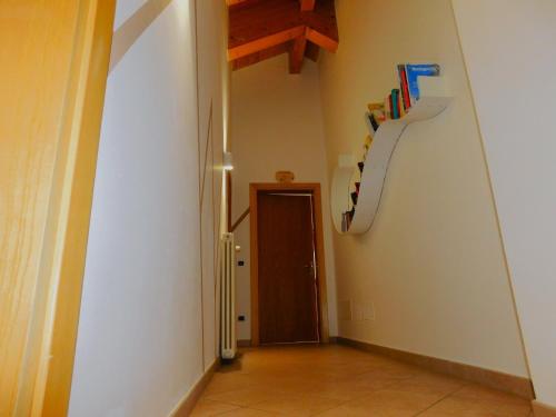 a hallway with a room with a door and a shelf at Mendel Stube in Cavareno