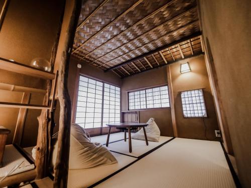 Двухъярусная кровать или двухъярусные кровати в номере 古民家ゲストハウス CHACHACHA AWAJI