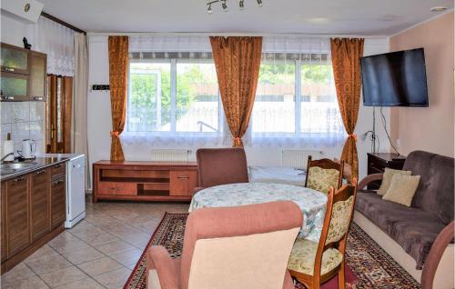 uma cozinha e sala de estar com uma mesa e um sofá em Nice Apartment In Ustka With Kitchen em Ustka