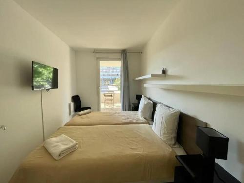 une chambre d'hôtel avec deux lits et une fenêtre dans l'établissement Panier de Papet, Vélodrome/Prado avec Terrasse 3, à Marseille