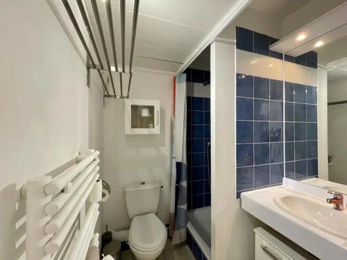 une salle de bain avec toilettes et lavabo dans l'établissement Panier de Papet, Vélodrome/Prado avec Terrasse 3, à Marseille