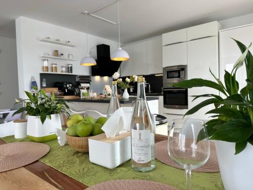 a kitchen with a table with two bottles of wine at Panorama Penthouse Apartment mit Klima und Whirlpool für bis zu 6 Personen in Frankenthal