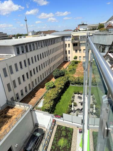 an overhead view of a building with a courtyard at Panorama Penthouse Apartment mit Klima und Whirlpool für bis zu 6 Personen in Frankenthal