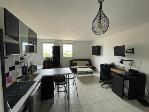 een keuken en een woonkamer met een tafel en stoelen bij Panier de Papet, Vélodrome/Prado avec Terrasse 3 in Marseille