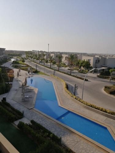 una piscina en medio de una calle en Premium Sea View Chalet in Azha Ain Sokhna en Ain Sokhna