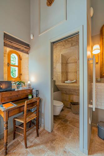 a bathroom with a wooden desk and a toilet at Clos Marcamps - Teritoria in Prignac-et-Marcamps