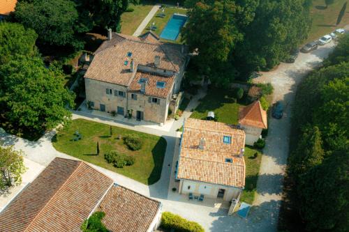 an aerial view of a large house with a yard at Clos Marcamps - Teritoria in Prignac-et-Marcamps