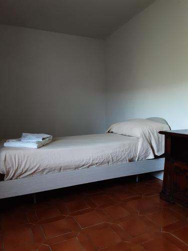 Bett in einem Zimmer mit einer weißen Wand in der Unterkunft Il Rifugio di Lo.Ma. in Terni