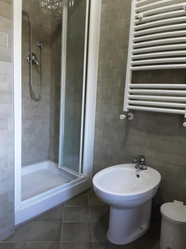 ein Bad mit einer Dusche, einem WC und einem Waschbecken in der Unterkunft Il Rifugio di Lo.Ma. in Terni