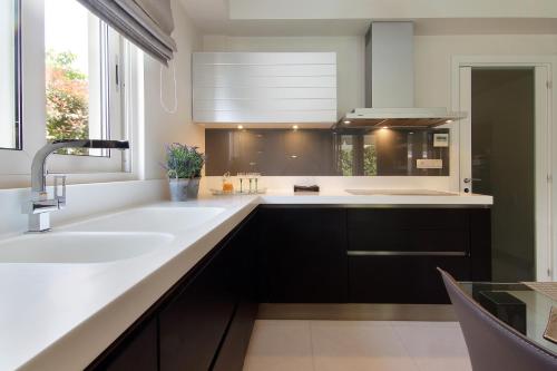 a kitchen with a white sink and a window at Villa Sabia in Vari