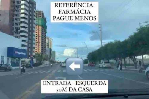 vistas a una calle con un cartel en la carretera en Studio Wifi Tv Ar-condicionado Orla Conforto, en Petrolina