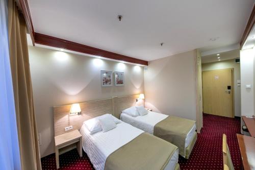 Łóżko lub łóżka w pokoju w obiekcie Hotel 500 W Strykowie