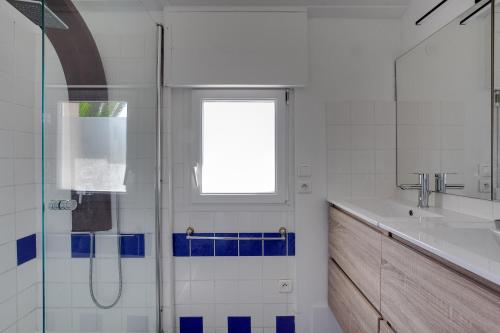bagno con doccia e lavandino di Apartments La Vieille Source a Saint-Martin-dʼArdèche