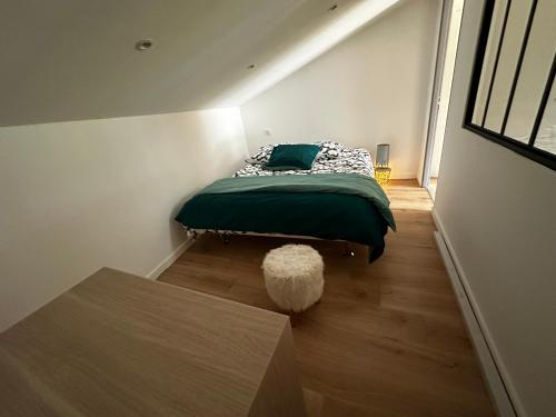 1 dormitorio con 1 cama con edredón verde en TOUT IRA BIEN en Solliès-Ville