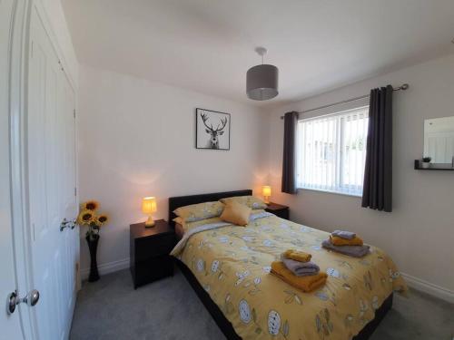 1 dormitorio con 1 cama con 2 toallas en Modern, self-contained annexe in the countryside, en Callington
