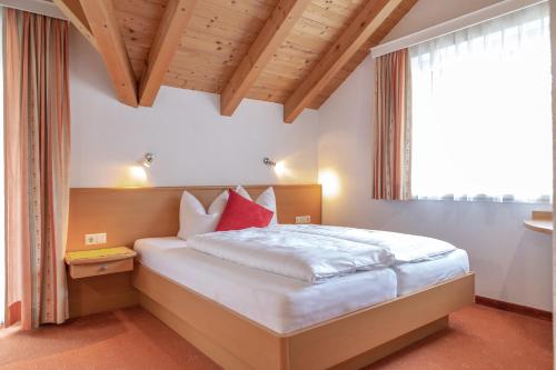 イシュグルにあるApart Anna-Mariaのベッドルーム1室(大型ベッド1台、赤い枕付)