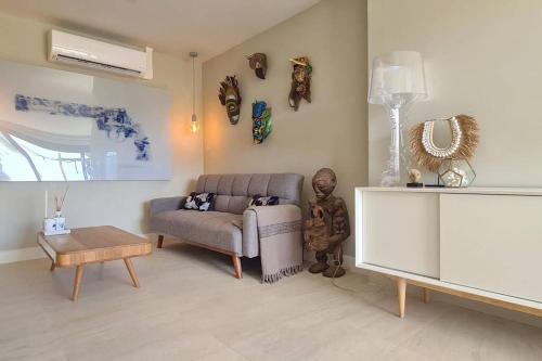 - un salon avec un canapé et une table dans l'établissement Boutique appartment 4P with PRIVATE POOL, close by Jan Thiel & Mambo beach, à Willemstad