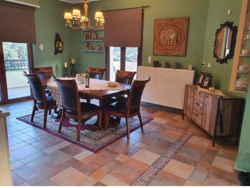 凱法洛斯的住宿－beautiful villa，一间带桌椅的用餐室