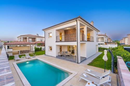 Villa Sunsea with heated pool