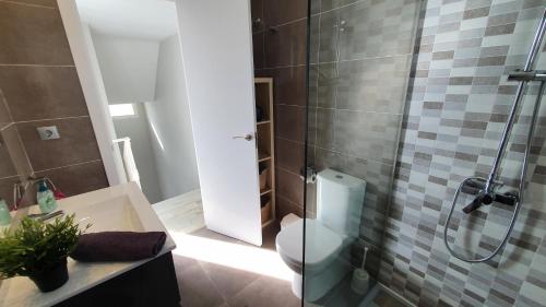 Nice Duplex Home, Marbella, See View, Hotel Resort tesisinde bir banyo